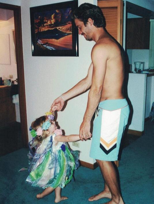 Tak jarang di Instagramnya, ia sering membagikan foto keakrabannya bersama ayahnya. Salah satunya foto masa kecilnya yang menari bersama ayahnya. (Liputan6.com/IG/@meadowwalker)