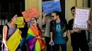 Aktivis LGBT berusaha bertahan untuk menggelar parade Gay Pride meski dilarang, di pusat kota Istanbul, Minggu (25/6). Gubernur Istanbul mengatakan acara tahunan ini dilarang, menyusul ancaman dari kelompok-kelompok ultranasionalis. (YASIN AKGUL/AFP)