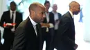 Legenda Prancis, Thierry Henry, usai diperkenalkan sebagai pelatih baru AS Monaco di Monaco, Rabu (17/10). Dirinya menggantikan posisi yang ditinggalkan Leonardo Jardim. (AFP/Valery Hache)