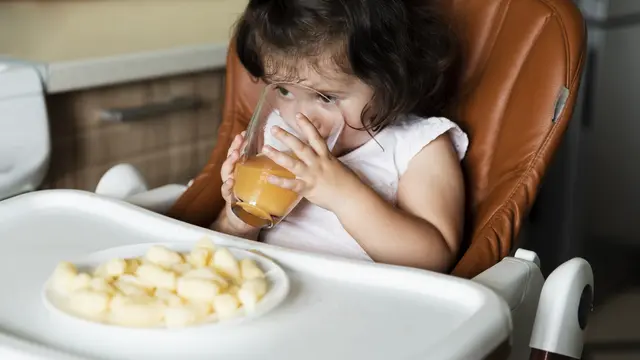 Belajar Mandiri Sejak Dini, Ini 5 Manfaat Self-Feeding pada Anak (photo by freepik.com)