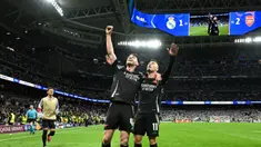 Pemain Arsenal, Gabriel Martinelli (kanan) bersama Declan Rice merayakan yang gol kedua bagi timnya saat pertandingan leg kedua perempat final Liga Champions 2024/2025 melawan Real Madrid di Stadion Santiago Bernabeu, Madrid, Spanyol pada 16 April 2025 atau Kamis 17 April 2025 dini hari WIB. (JAVIER SORIANO/AFP)