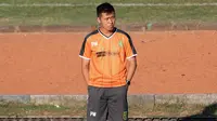 Dokter tim Persebaya Surabaya, Pratama Wicaksana Wijaya, bercerita mengenai pengalamannya terinfeksi COVID-19. (Bola.com/Aditya Wany)