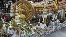 Sebuah patung Buddha terapung diarak selama festival Rab Bua di Samut Prakan (4/10). Masyarakat setempat melempar bunga teratai ke perahu sambil berharap dan memanjatkan doa. (AFP Photo/Lillian Suwanrumpha)