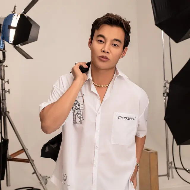 Kane Lim, duta merek Fenty Beauty milik Rihanna. (dok. Instagram @fentybeauty/https://www.instagram.com/p/CdV-GiUrAsz/)