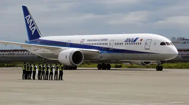 Pesawat Boeing 787-9 Dreamliner milik All Nippon Airways (ANA) bersiap melakukan penerbangan perdana di Bandara Haneda, Tokyo, Jepang, (4/8/2014). (REUTERS/Yuya Shino)