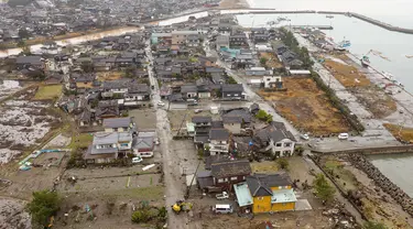 Pemandangan udara umum ini menunjukkan lingkungan yang hancur di kota Suzu, prefektur Ishikawa pada tanggal 3 Januari 2024, setelah gempa bumi berkekuatan magnitudo 7,5 menghantam wilayah Noto di prefektur Ishikawa pada Tahun Baru. (Fred MERY/AFP)