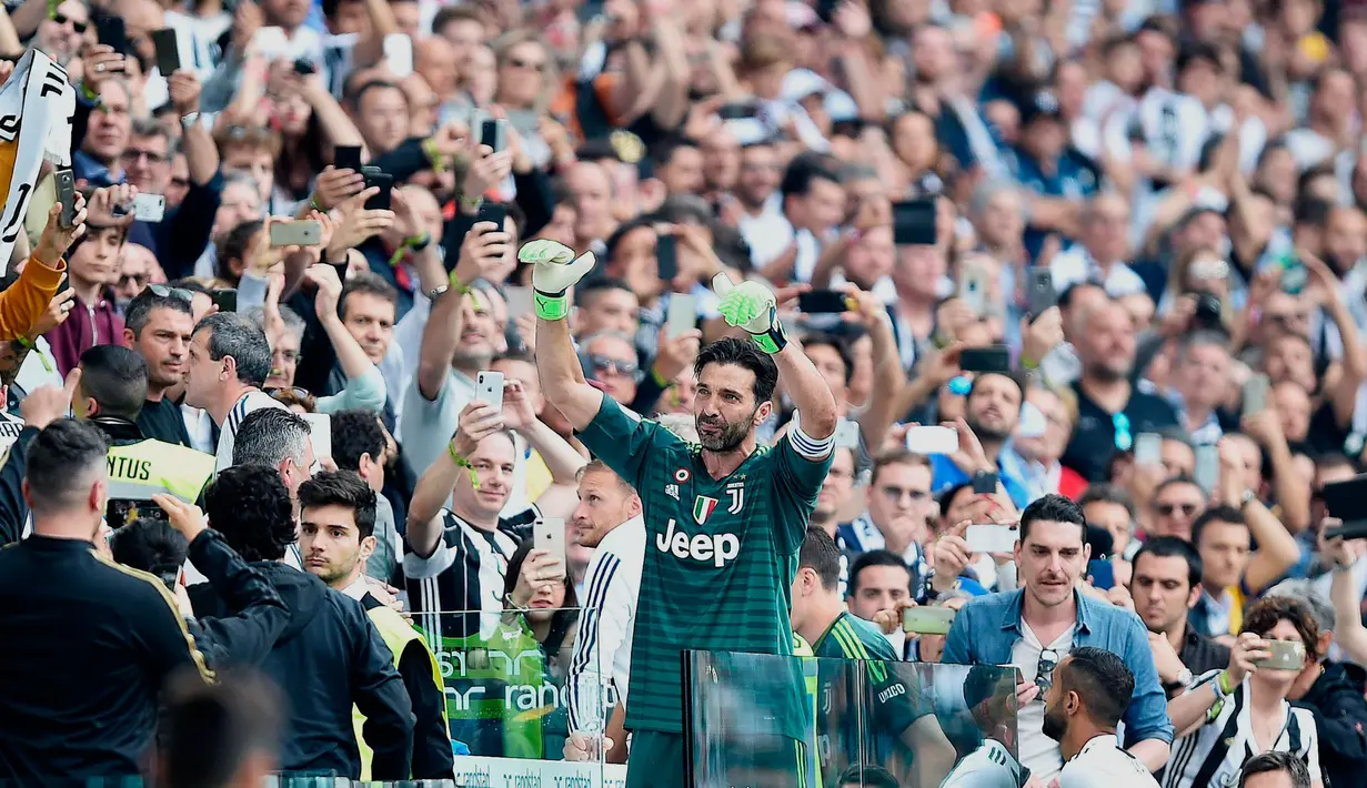 Kiper Juventus Gianluigi Buffon menyapa para suporter setelah pertandingan melawan Hellas Verona pada lanjutan Liga Serie A Italia di Stadion Allianz di Turin, (19/5). Juventus menang 2-1 atas Hellas Verona. (AP Photo/Alessandro Di Marco)