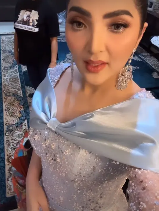 Gaun U-Neck ini dilengkapi dengan aksen pita satin yang cukup manis [@ashanty_ash]