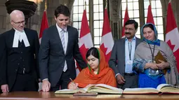 Pemenang hadiah Nobel Malala Yousafzai mengisi buku tamu saat mengunjungi Gedung Parlemen Kanada di Ottawa, Rabu (12/4). Malala Yousafzai dianugerahi status warga negara kehormatan oleh PM Kanada Justin Trudeau. (Justin Tang/The Canadian Press via AP)