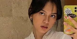 Jian Ayune memiliki gaya fashion yang begitu sederhana. Ia sering tampil dengan kebaya yang cantik dan menawan untuk menemani aktivitas sehari-hari. [Foto: Instagram/ Jianayune]