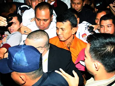 Gubernur Sumatera Utara Gatot Pujo Nugroho (rompi oranye) ditahan usai menjalani pemeriksaan di KPK, Jakarta, Senin (3/8/2015). Gatot dan istrinya ditahan terkait kasus suap terhadap hakim PTUN Medan. (Liputan6.com/Helmi Afandi)