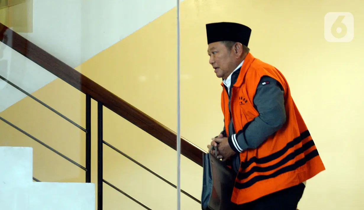 Bupati nonaktif Sidoarjo Saiful Ilah menaiki tangga menuju ruang pemeriksaan di Gedung KPK, Jakarta, Jumat (6/3/2020). Saiful Ilah diperiksa sebagai tersangka untuk melengkapi berkas terkait dugaan menerima suap proyek infrastruktur di Dinas PUPR Kabupaten Sidoarjo. (merdeka.com/Dwi Narwoko)