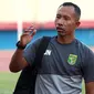 Pelatih Persebaya U-20, Uston Nawawi. (Bola.com/Aditya Wany)