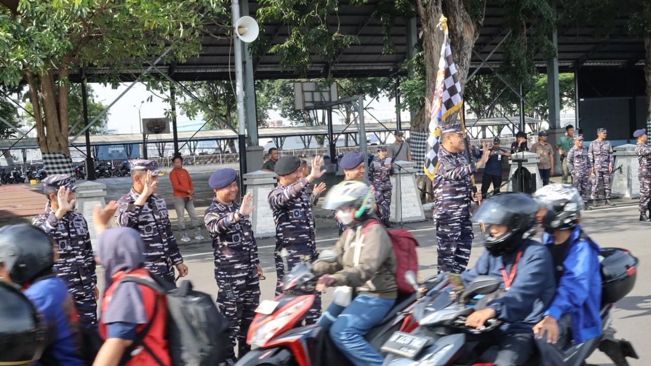Mudik Gratis TNI AL, Ribuan Pemudik Tiba di Surabaya Naik KRI Banda Aceh-593