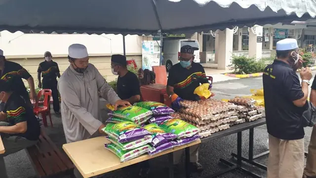 Akibat Lockdown, Masjid Ini Membagikan Sembako Gratis Kepada Masyarakat