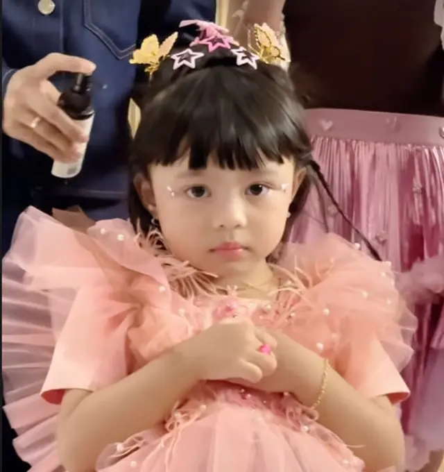 8 Potret Ameena tampil pede nyanyi di panggung dengan gaun pink, bikin gemes bak diva cilik