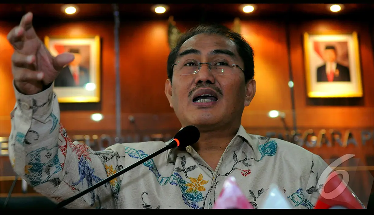 Jimly heran kepada Tim Advokasi Prabowo-Hatta yang tidak mengetahui jadwal libur. Kenapa tidak dating hari Minggu saja sindir Jimly, Jakarta, Senin (4/8/2014) (Liputan6.com/Faisal R Syam)