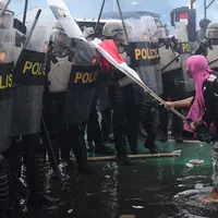 Viral Ibu Berkurudung Pink di Tengah Demo Ricuh Depan DPR (Foto: Arie Basuki/Liputan6.com)