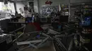 Kondisi sebuah toko yang rusak akibat hantaman topan super Meranti di Pingtung, Taiwan selatan, Rabu (14/9). Topan Meranti membuat puluhan ribu rumah tak mendapat aliran listrik dan sejumlah sekolah serta pusat bisnis ditutup sementara (AFP PHOTO/Sam YEH)