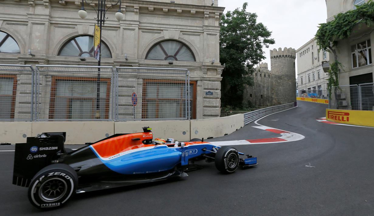 Pebalap Manor Racing asal Indonesia, Ro Haryanto, finis di posisi ke-18 F1 GP Baku di Sirkuit Baku, Azerbaijan, Minggu (19/6/2016). (EPA/Zurab Kurtsikidze)