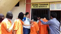 Delapan tersangka kasus kerusuhan dan kebakaran di Rutan Malabero, Bengkulu. (Liputan6.com/Yuliardi Hardjo Putra)