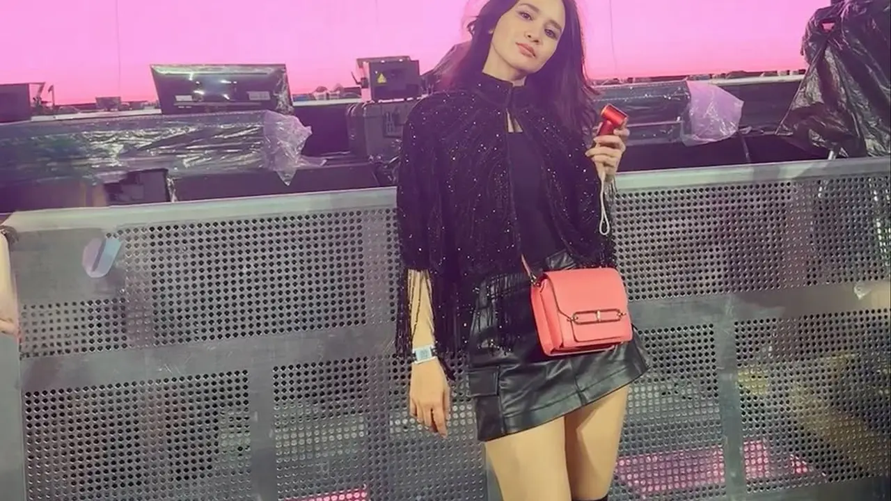 Gaya Edgy Nuansa Black-Pink Michelle Ziudith Saat Nonton Konser BLACKPINK di Jakarta