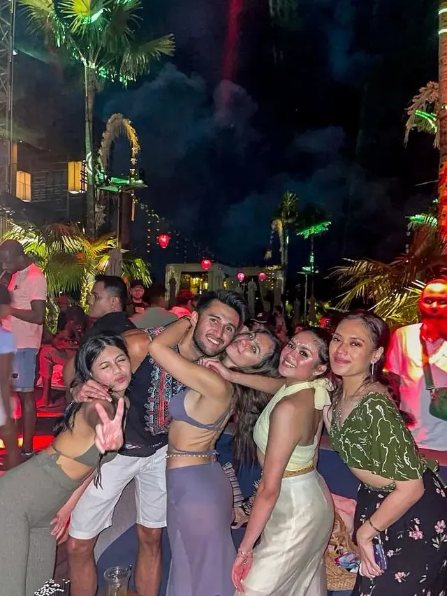 Potret liburan Wulan Guritno dan Sabda Ahessa. (Foto: Instagram/wulanguritno)