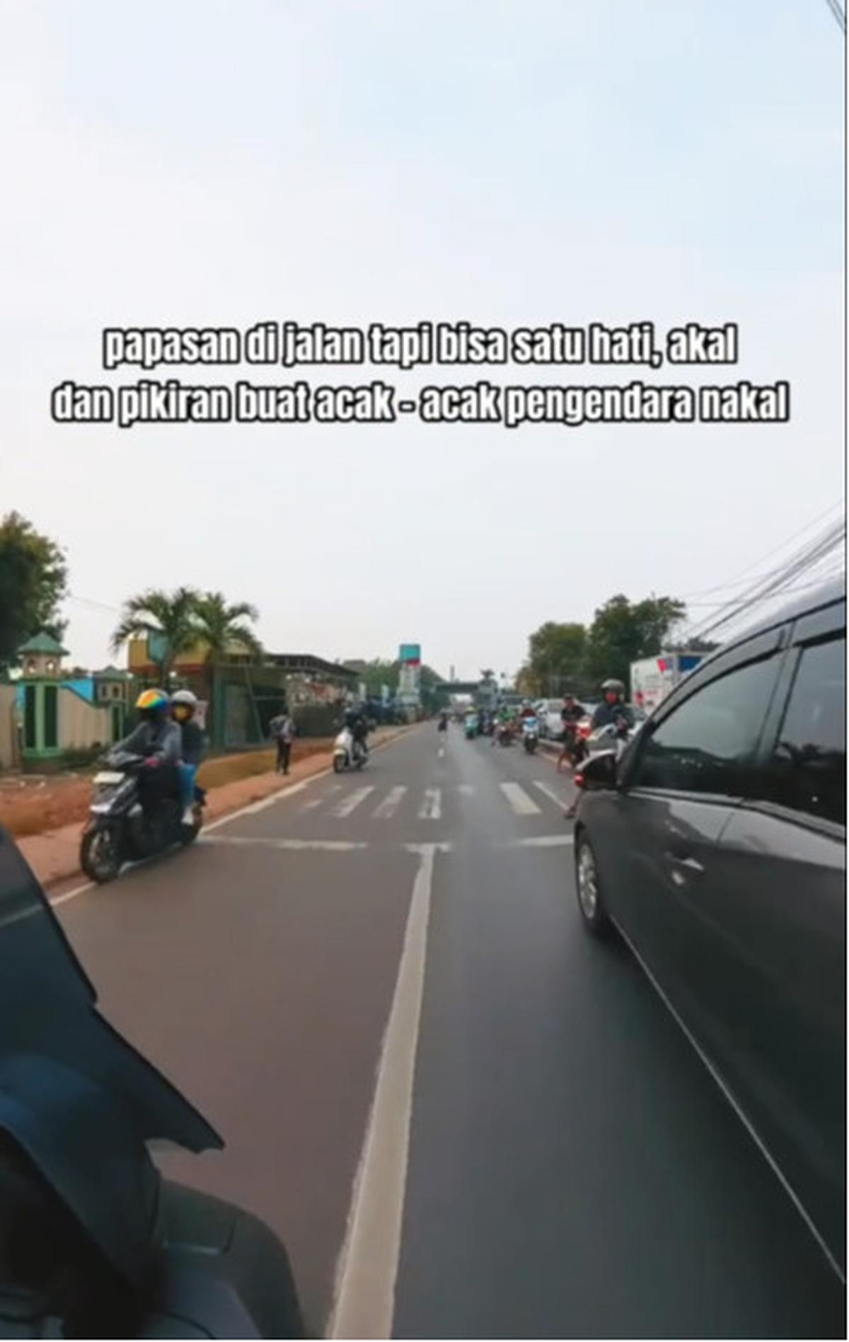Auto Bubar, Aksi Pemotor dengan Mobil yang Kompak Hadang Pengendara yang Lawan Arus Jalanan Ini Banjir Pujian