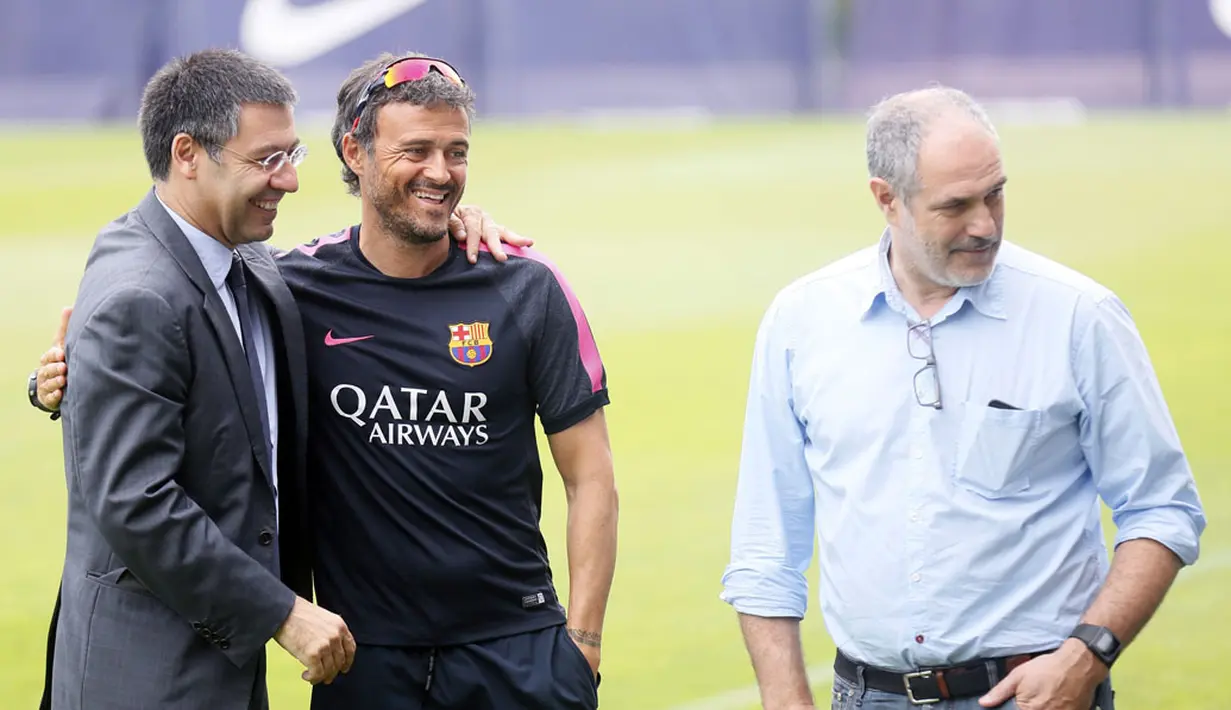 Presiden FC Barcelona, Josep Maria Bartomeu (kiri), bersama pelatih Luis Enrique (tengah) dan Direktur Olahraga Andoni Zubizarreta berfoto sambil melihat sesi latihan Xavi dkk di Joan Gamper training camp, (25/7/2014). (REUTERS/Albert Gea)