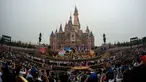 Kembang api memeriahkan acara pembukaan taman bermain terbaru, Shanghai Disney Resort di Shanghai, Tiongkok, (16/6). Taman bermain ini dibanjiri pengunjung di hari pertama pembukaan. (AFP Photo/Johannes Eisele)