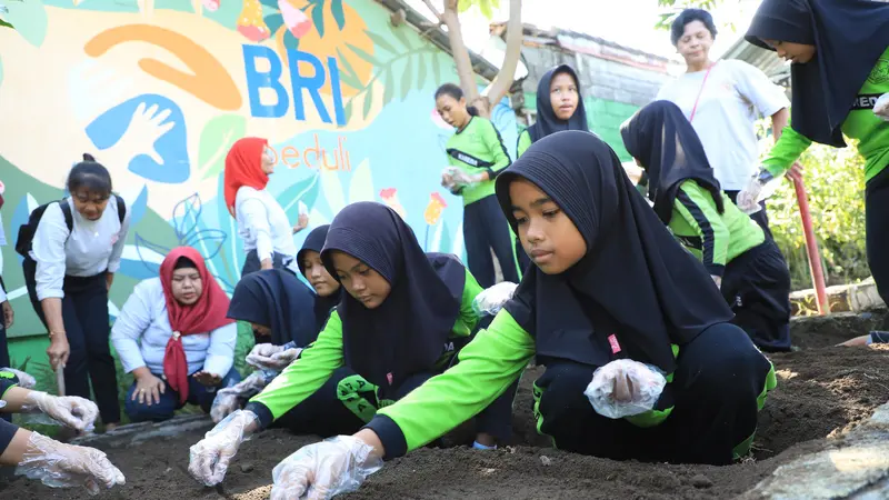 BRI Ajak Siswa SD Belajar Hidroponik di BRINita Padukuhan Mrican