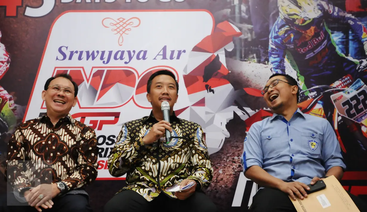 Menpora, Imam Nahrawi (tengah) memberi keterangan terkait hitung mundur ajang MXGP 2017 di Jakarta, Rabu (18/1). Ajang motokross internasional MXGP 2017 akan digelar di kota Pangkal Pinang, 4-5 Maret mendatang. (Liputan6.com/Helmi Fithriansyah)