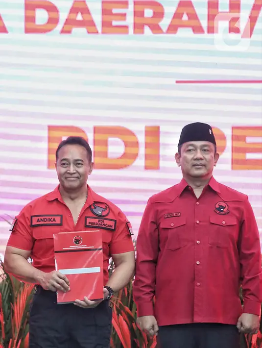 Pasangan bakal calon gubernur dan wakil gubernur Jawa Tengah, Jenderal TNI (purn) Andika Perkasa dan Hendrar Prihadi saat menerima surat rekomendasi dari PDIP untuk maju dalam Pemilihan Kepala Daerah (Pilkada) Jateng 2024. (Liputan6.com/Angga Yuniar)