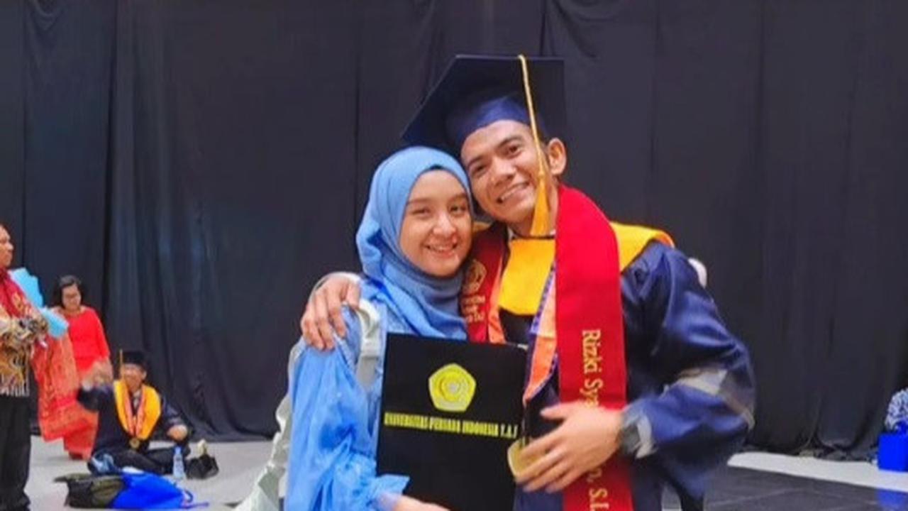 Potret Rizki DA Bahagia Akhirnya Wisuda Didampingi Istri Cantiknya, Tampil Gagah Menggunakan Toga