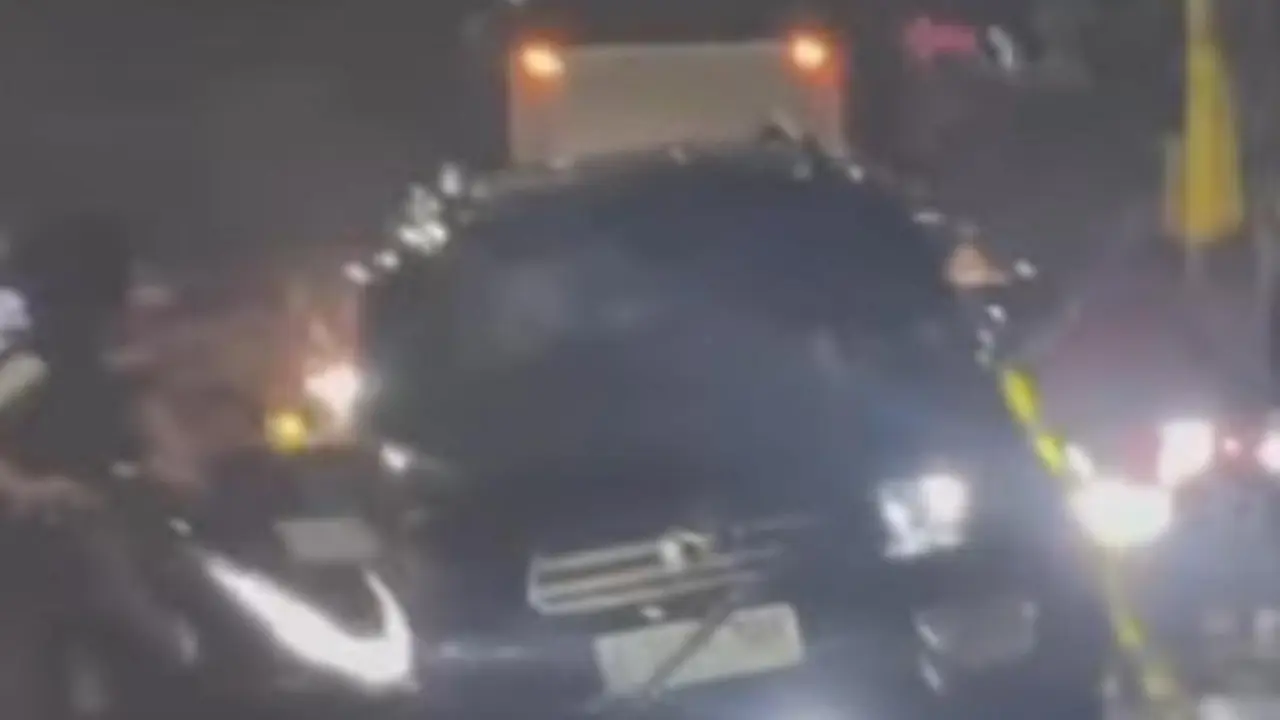 Sebuah Toyota Fortuner menjadi sasaran amukan warga setelah terlibat kecelakaan lalu lintas.