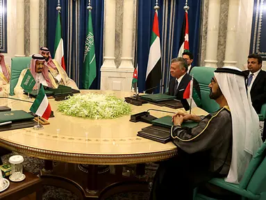Pertemuan Raja Arab Saudi Salman bin Abdulaziz bersama Emir Kuwait Sheikh Sabah Al-Ahmad Al-Jaber Al-Sabah dan PM UEA Sheikh Mohammed bin Rashid Al-Maktoum dengan Raja Yordania Abdullah II di Mekah , Senin (11/6). (Yousef Allan/Saudi Royal Palace/AFP)