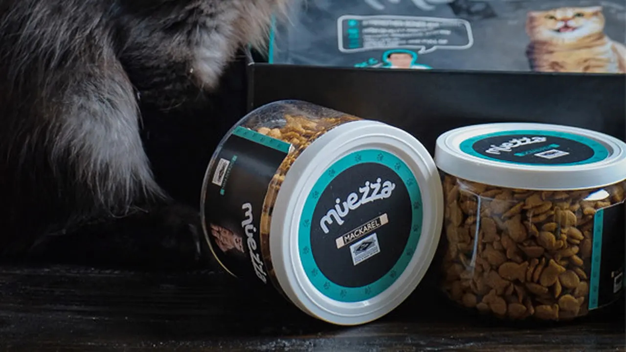 Muezza makanan kucing dewasa terserifikasi halal dari The Central Islamic Committee Of Thailand/Instagram @datslunacat.