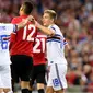 Gelandang Sampdoria, Dennis Praet (kanan) melakukan selebrasi bersama rekannya usai mencetak gol ke gawang Manchester United pada pertandingan pra musim di stadion Aviva di Dublin (2/8). MU menang atas Sampdoria dengan skor 2-1. (AFP Photo/Paul Imith)