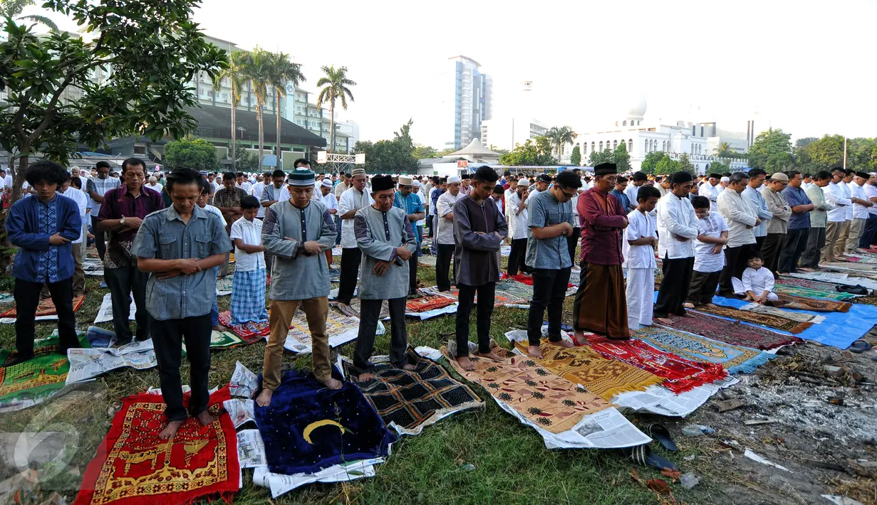 Ribuan umat muslim menunaikan ibadah salat Idul Fitri 1 Syawal 1436 H di Masjid Agung Al Azhar Jakarta, Jumat (17/7/2015). Suasana khusyuk mewarnai pelaksanaan salat Id di halaman Masjid Agung Al Azhar. (Liputan6.com/Yoppy Renato)