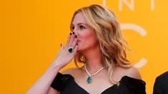 Aktris Hollywood, Julia Roberts tiba di karpet merah untuk menghadiri premier film "Money Monster" dalam Festival Film Cannes ke-69, Prancis, Kamis (12/5). Aktris "Pretty Woman" tersebut mencuri perhatian lewat penampilannya. (REUTERS/Jean-Paul Pelissier)