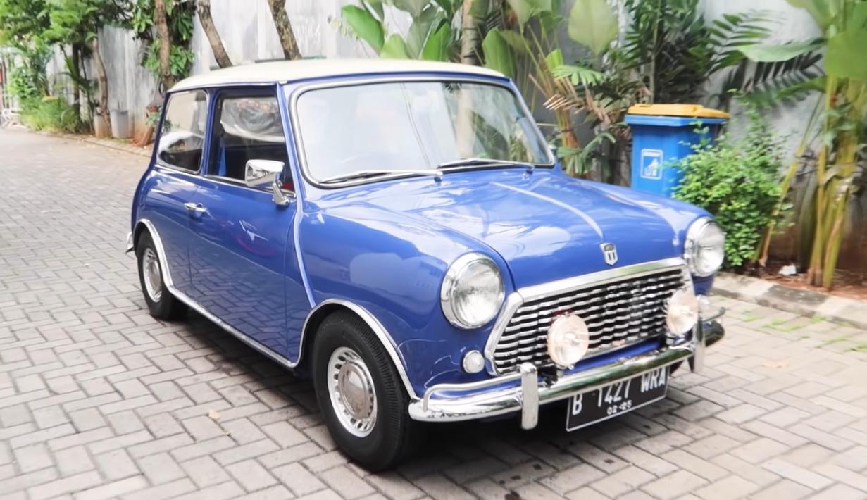 1976 Morris Mini MK3 berwarna biru memberikan nuansa funky dan klasik pada mobil Mr. Bean ini. (Source: YouTube/Desta Natasha Family)