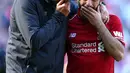 Manajer Liverpool Juergen Klopp (kiri) berbicara dengan Mohamed Salah yang menangis usai laga Liga Inggris menghadapi Wolverhampton Wanderers di di Stadion Anfield, Liverpool, Inggris, Minggu (12/5/2019). Liverpool gagal meraih gelar juara Liga Inggris. (AP Photo/Dave Thompson)