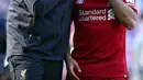 Manajer Liverpool Juergen Klopp (kiri) berbicara dengan Mohamed Salah yang menangis usai laga Liga Inggris menghadapi Wolverhampton Wanderers di di Stadion Anfield, Liverpool, Inggris, Minggu (12/5/2019). Liverpool gagal meraih gelar juara Liga Inggris. (AP Photo/Dave Thompson)
