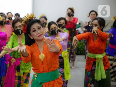 Anggota Perempuan Pelestari Budaya Indonesia menari Bali dalam Fashion Show Virtual di Jakarta, Sabtu (21/11/2020). Acara ini bertemakan #BalikemBali bertujuan eksplorasi yakni mengangkat kembali minat wisatawan lokal maupun mancanegara untuk berkunjung ke Bali. (Liputan6.com/Faizal Fanani)