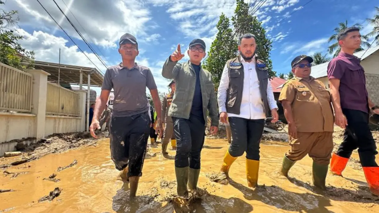 Wamendagri Bima Arya Sugiarto mengoordinasikan bantuan berupa alat berat dan unit kendaraan damkar untuk percepatan proses pemulihan pascabencana di Kota Padang, Sumatera Barat.