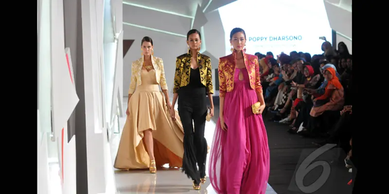 Gaya Klasik Elegan Kreasi Poppy Dharsono di Indonesia Fashion Week 2015