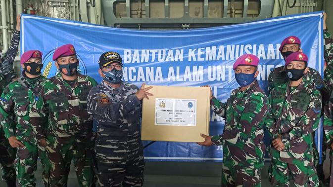 KRI Banda Aceh 593 salah armada kapal perang milik TNI AL sandar di dermaga Lanal Mamuju mengirimkan bantuan untuk korban gempa Sulbar. (Foto: Liputan6.com/Abdul Rajab Umar)