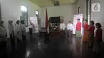 Siswa Sekolah Darurat Kartini bersama Komunitas Istri Ikatan Dokter Indonesia (IIDI) dan Komunitas Wanita Indonesia Tanpa Tembakau (WITT) melaksanakan upacara peringatan Hari Kartini di Museum Kebangkitan Nasional (ex Gedung Stovia), Jakarta, Kamis (21/4/2022). (Liputan6.com/Herman Zakharia)