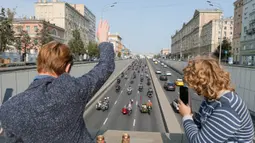 Orang-orang menyapa para pengendara motor yang berkendara di sepanjang jalan lingkar Garden dalam sebuah parade sepeda di Moskow, Rusia, pada 26 September 2020. Beberapa ribu pengendara sepeda motor ikut serta dalam parade tersebut. (Xinhua/Alexander Zemlianichenko Jr)