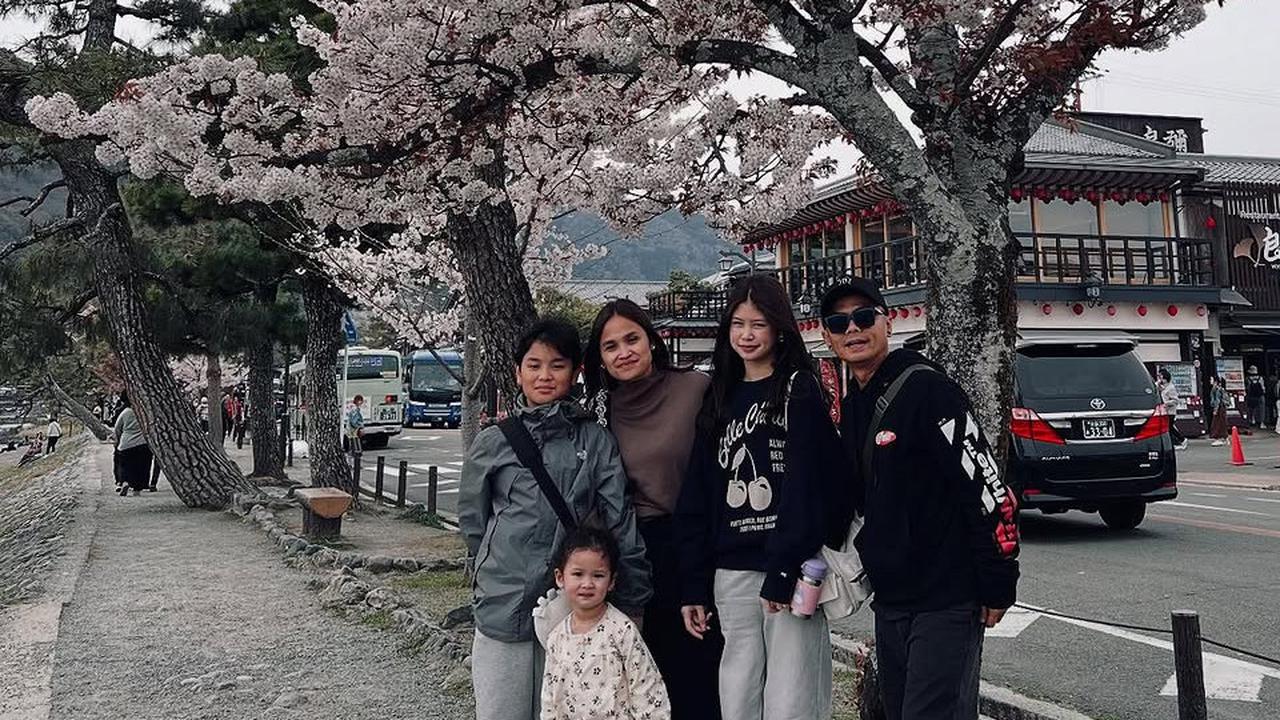 Sudah Sehat Lagi, Potret Keseruan Wendy Cagur Ajak Liburan Istri dan Anak-Anak ke Kyoto Jepang
